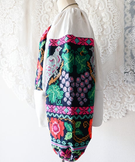 【tiny yearn】Romanian Vintage Embroidered Blouse