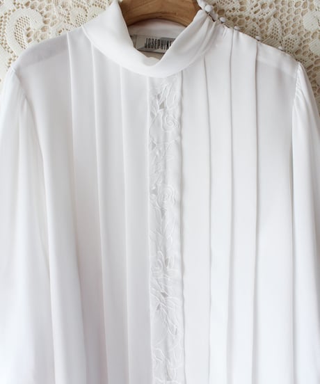 【Seek an nur】White Embroidered Pleats Sheer Blouse