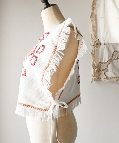 【tiny yearn】Cross stitched Fringe Vest