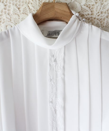 【Seek an nur】White Embroidered Pleats Sheer Blouse