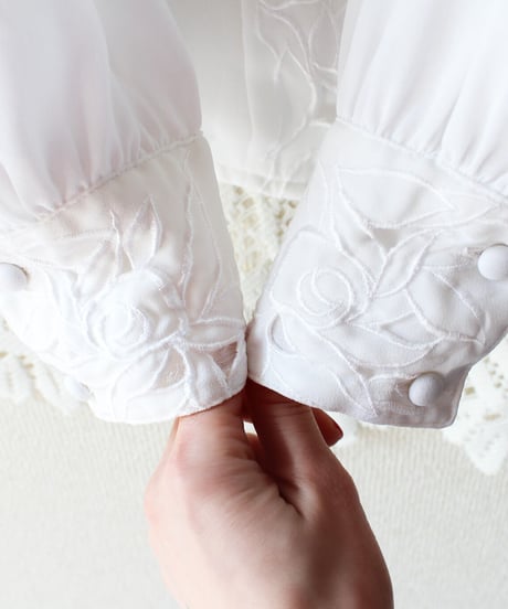 【Seek an nur】White Embroidered Pleats Sheer Blouse