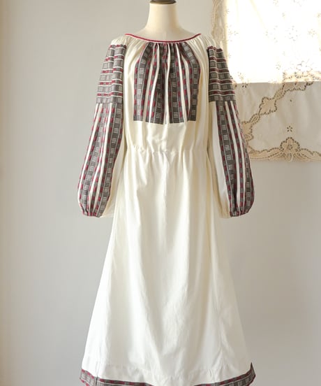 【tiny yearn】Romanian vintage traditional dress
