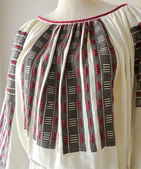 【tiny yearn】Romanian vintage traditional dress