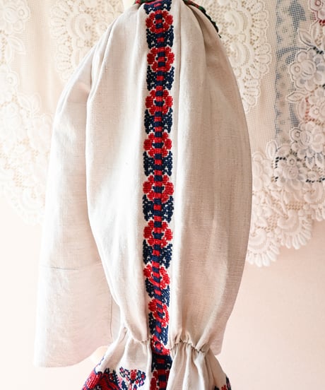 【tiny yearn】Romanian Vintage Embroidered Blouse