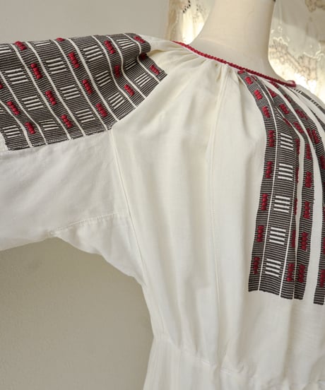 【tiny yearn】Romanian vintage traditional dress