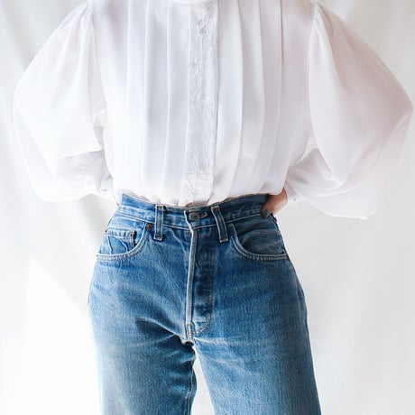 【Seek an nur】White Embroidered Pleats Sheer Blouse