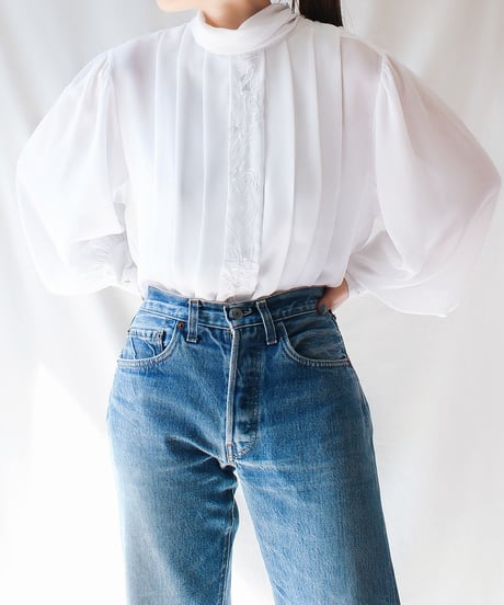 【Seek an nur】White Embroidered Pleats Sheer Blouse