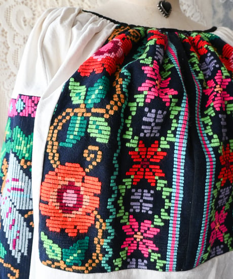 【tiny yearn】Romanian Vintage Embroidered Blouse