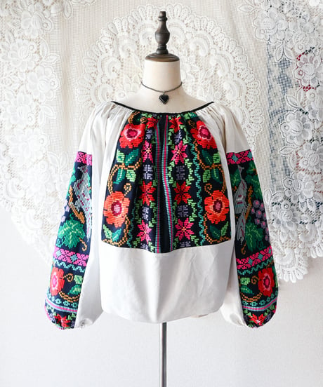 【tiny yearn】Romanian Vintage Embroidered Blouse