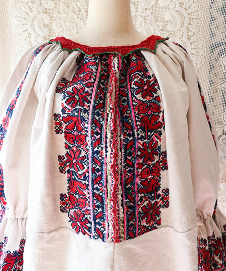 【tiny yearn】Romanian Vintage Embroidered Blouse