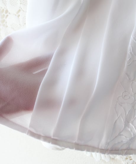 【Seek an nur】White Embroidered Pleats Sheer Blouse