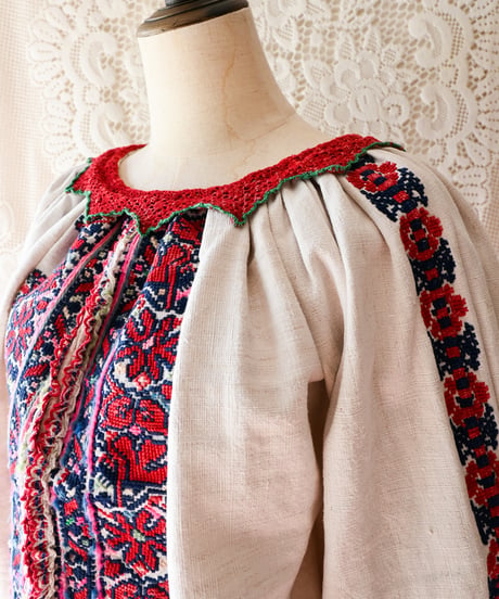 【tiny yearn】Romanian Vintage Embroidered Blouse