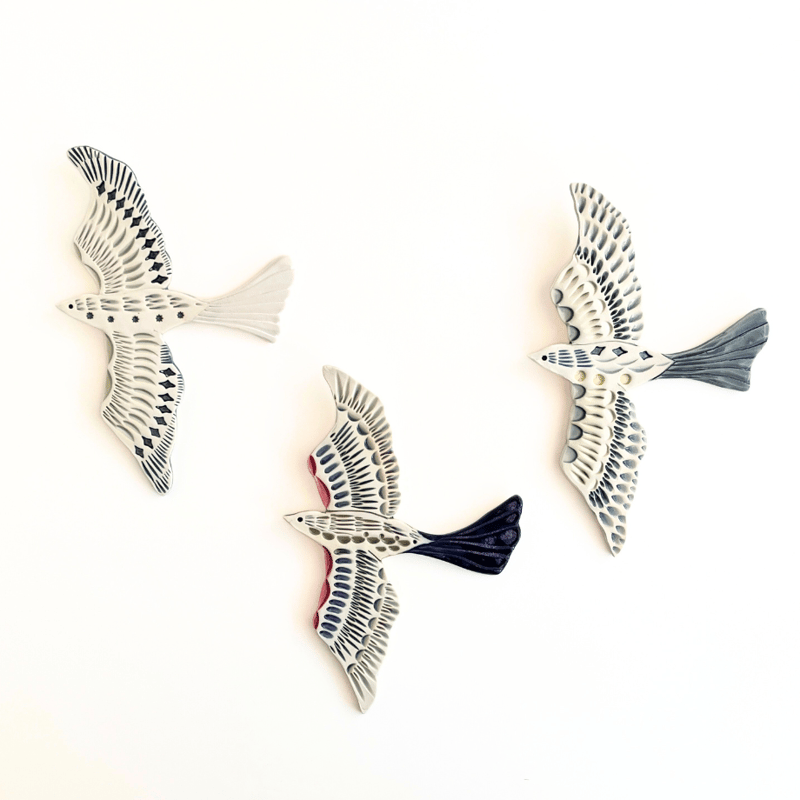 陶の壁掛け 羽を広げた鳥〔A〕 / POTTERY STUDIO K | HOOTON