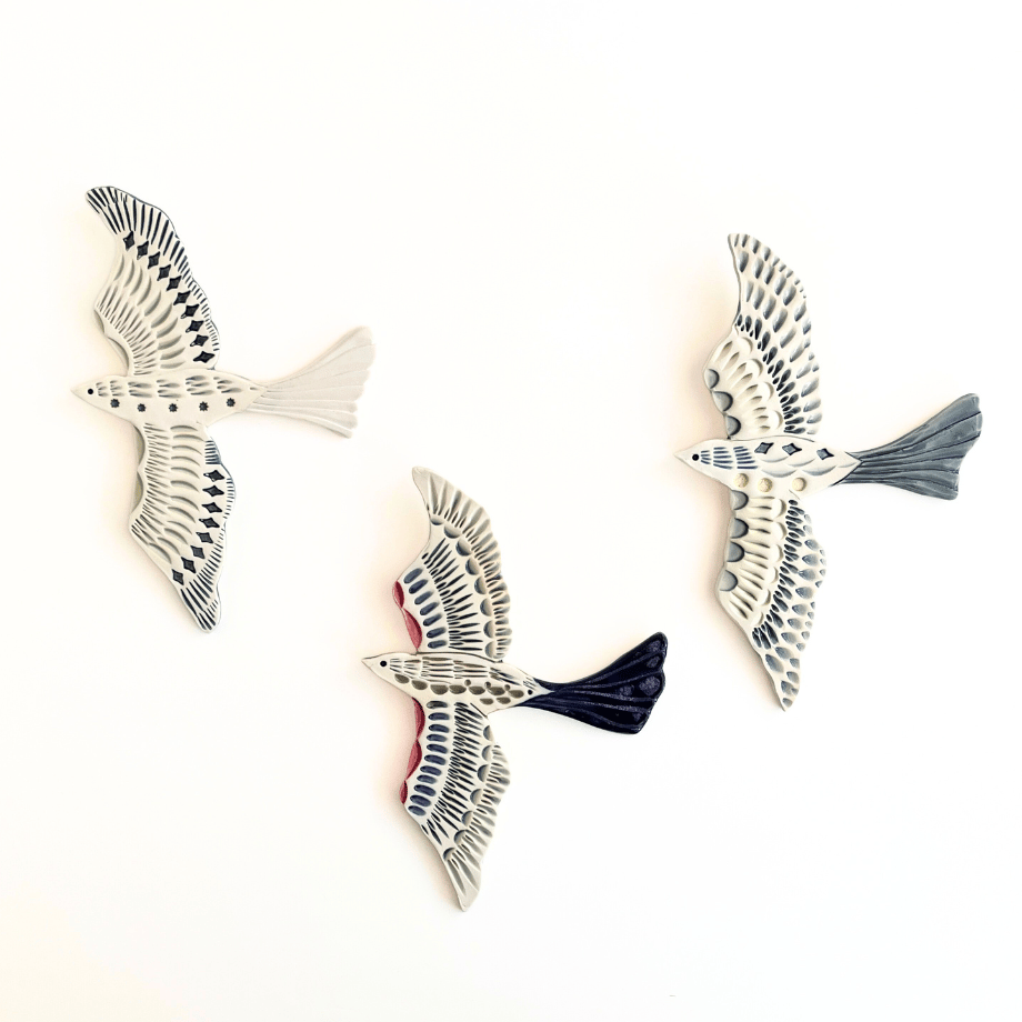 陶の壁掛け 羽を広げた鳥〔A〕 / POTTERY STUDIO K | HOOTON