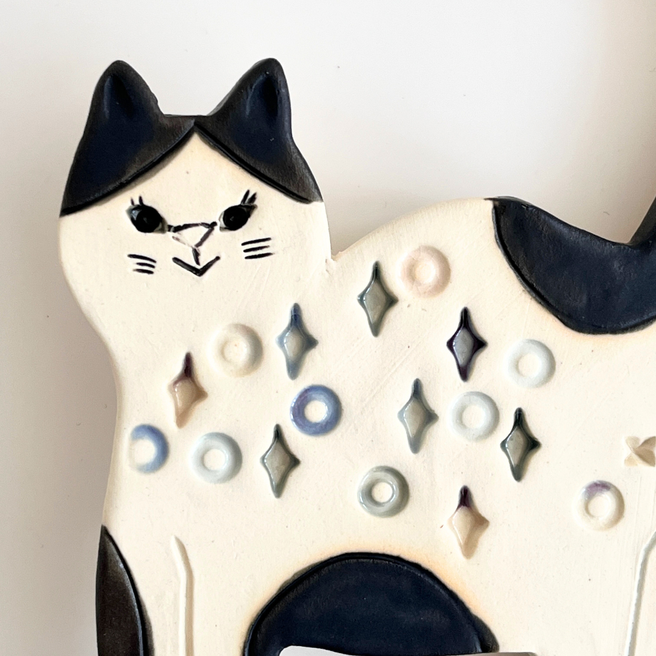 陶の壁掛け 猫〔K〕 / POTTERY STUDIO K | HOOTON