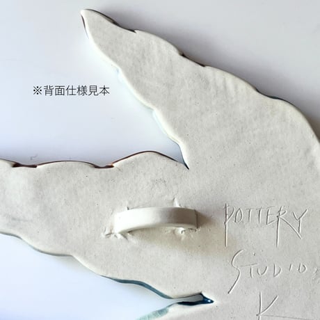 陶の壁掛け 尾の長い鳥〔D〕  / POTTERY STUDIO K