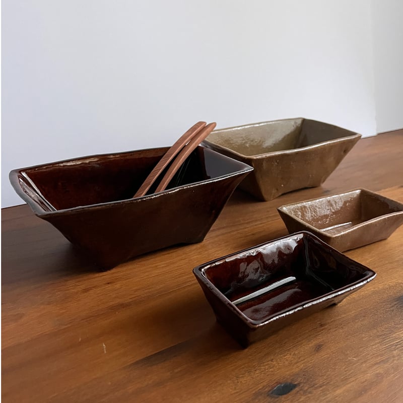 茶色の陶器製四角鉢　落款あり 中型 四角鉢 / yurutari | HOOTON