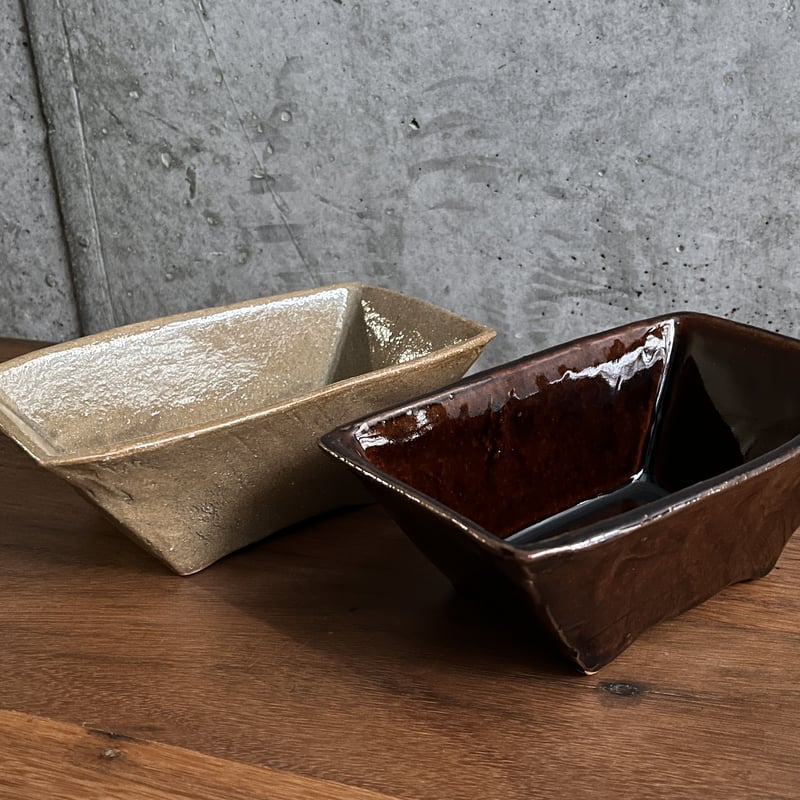 茶色の陶器製四角鉢　落款あり 中型 四角鉢 / yurutari | HOOTON