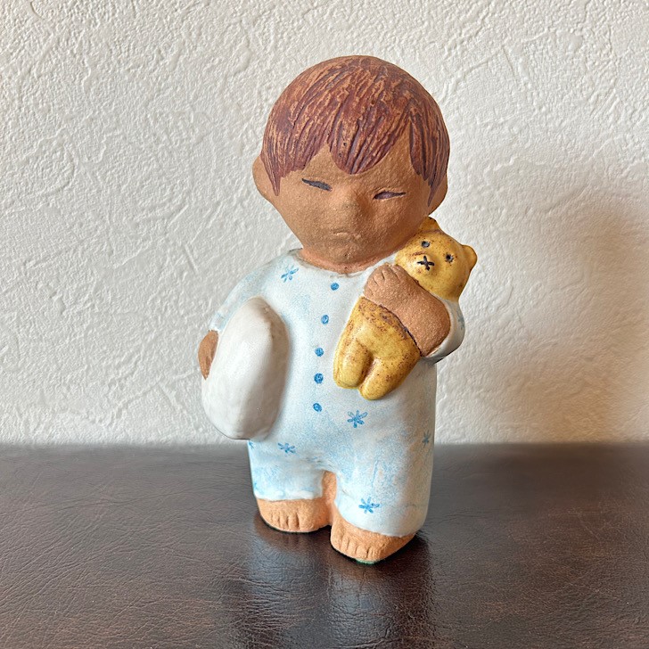 グスタフスベリ リサラーソン パジャマを着た少年 | lacota