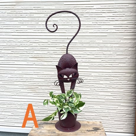 アンティークレッドのアイアンねこプランター