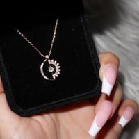 Crescent　Moon Necklace