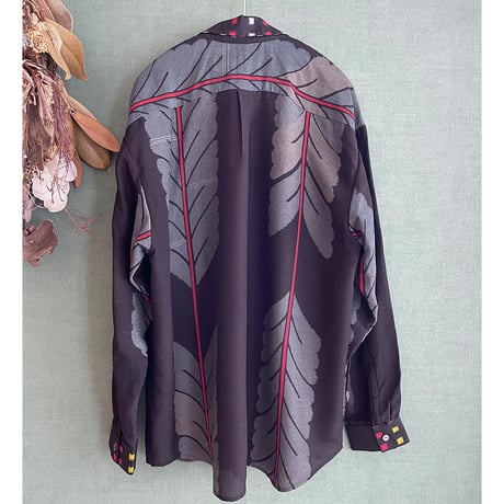 矢羽柄のシャツ/ Arrow feather pattern shirt