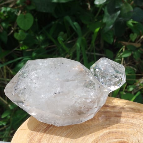 ハーキマーダイヤモンド（連結結晶、虹入り）