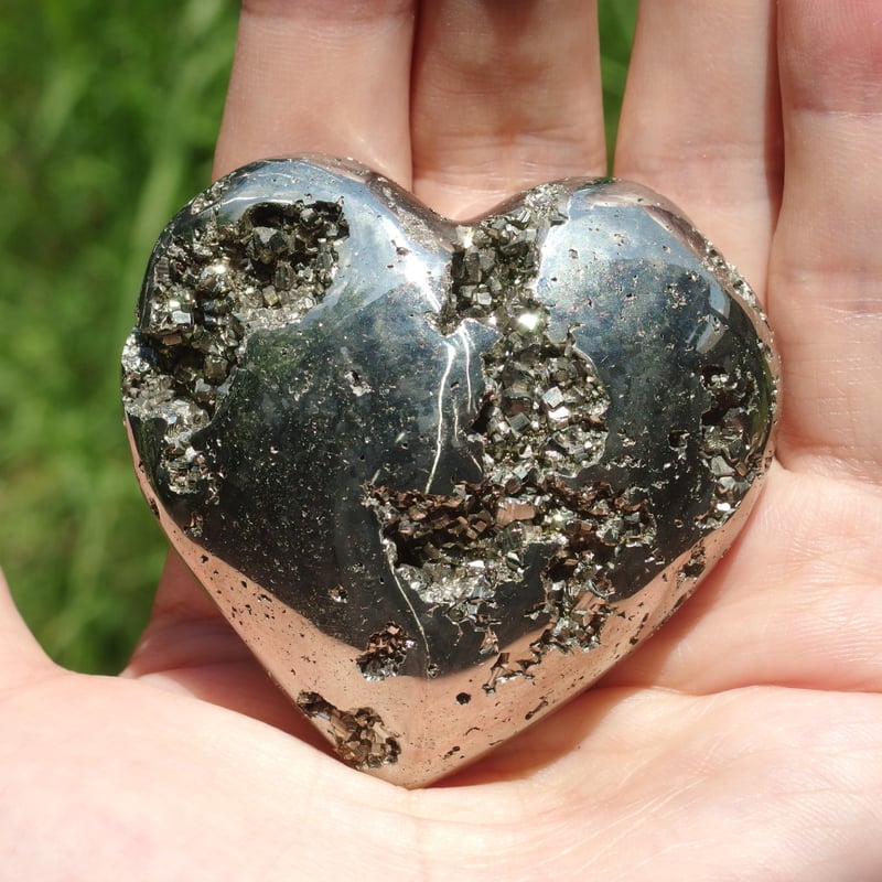 天然石　高品質　パイライト　ぷっくりハート　キューブジオード台座付No.1247 天然石 高品質 パイライト ぷっくりハート キューブジオード台座付No