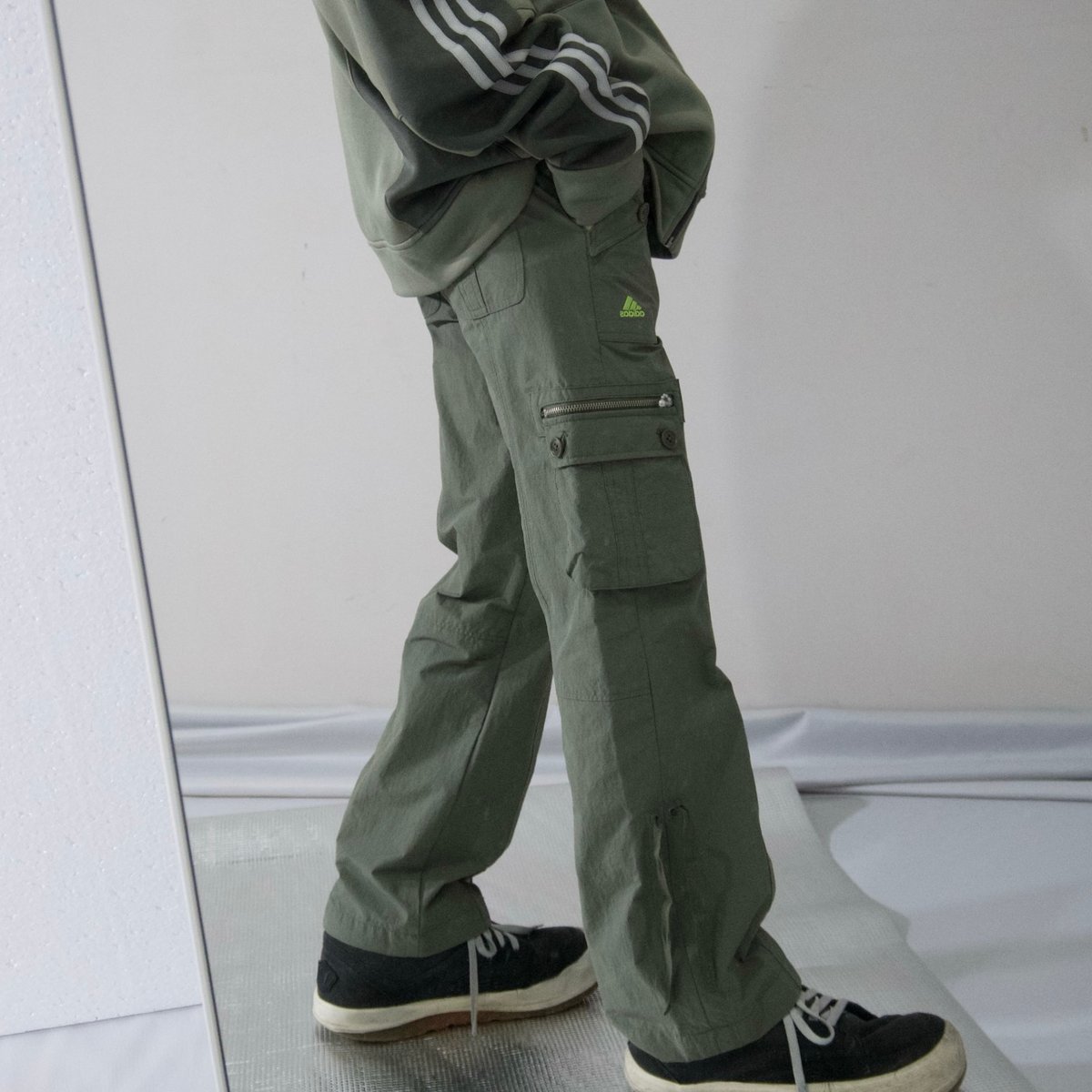 00s adidas フレア ナイロンパンツ ギミック ドローコード付き 古着–古着 00's adidas ブラック ドローコード付き ナイロン