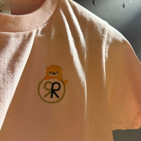 上に乗るカワウソ こどもTシャツ【サウナ好きのカワウソ×Re:】