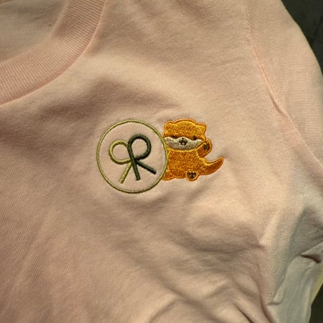 横に座るカワウソ こどもTシャツ【サウナ好きのカワウソ×Re:】