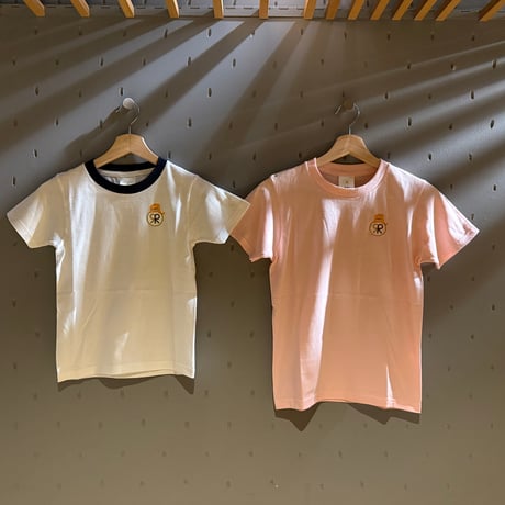上に乗るカワウソ こどもTシャツ【サウナ好きのカワウソ×Re:】