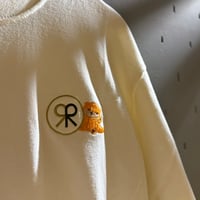 横に座るカワウソTシャツ【サウナ好きのカワウソ×Re:】
