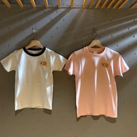横に座るカワウソ こどもTシャツ【サウナ好きのカワウソ×Re:】