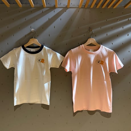 横に座るカワウソ こどもTシャツ【サウナ好きのカワウソ×Re:】