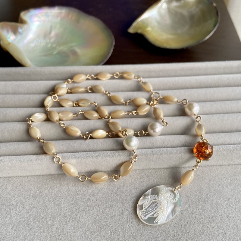 祈りをこめる〜ロザリオYネックレス〜琥珀と真珠と白蝶貝〜 | inclusion