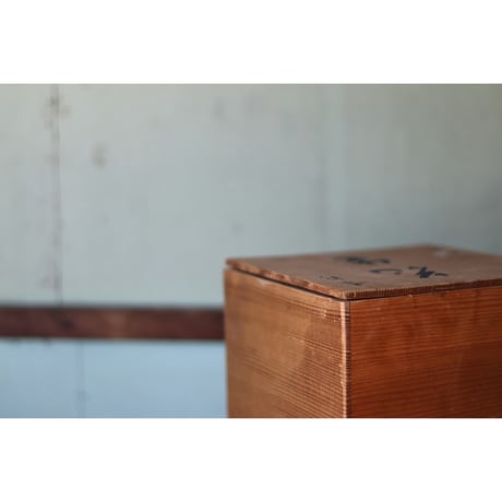 正方形の木箱