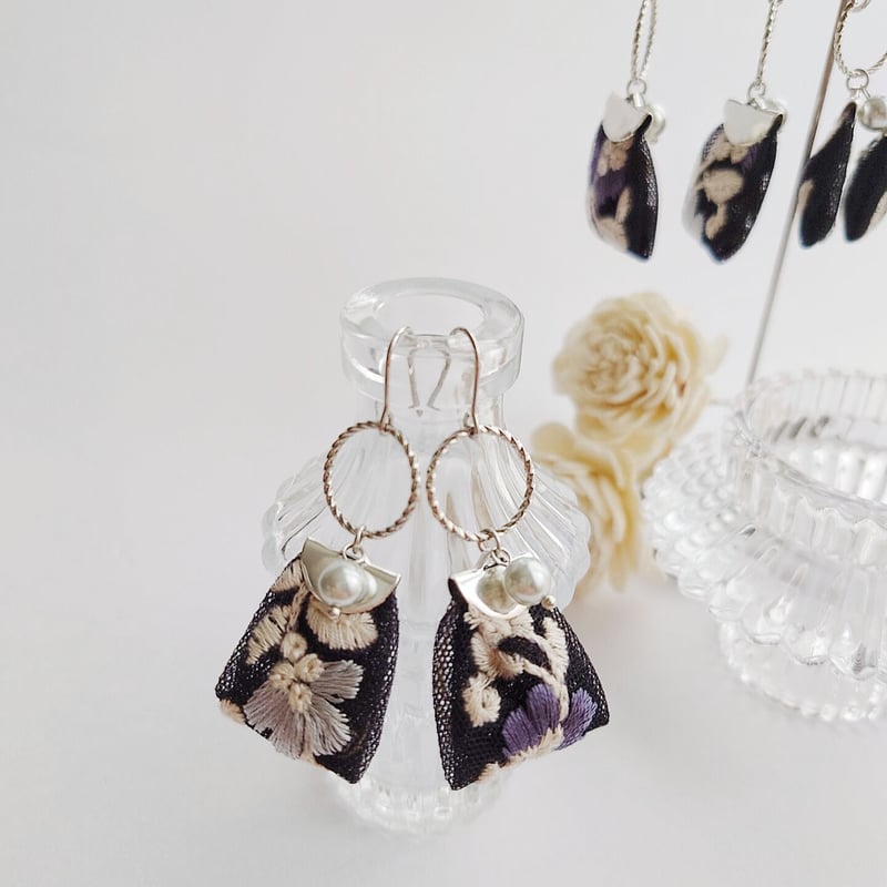 インド刺繍リボン ピアス・イヤリング ブラック×ブルー | Flores 