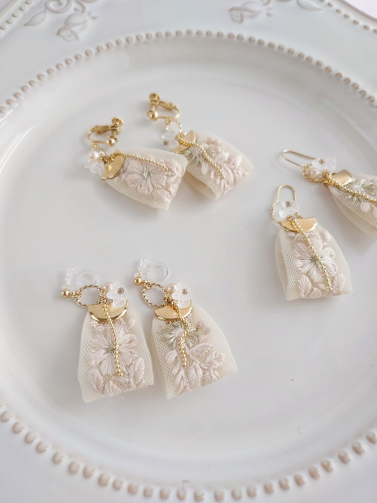 【ご検討中】2way* ホワイトフラワーにインド刺繍リボンタッセル ご検討中】2way* ホワイトフラワーにインド刺繍リボンタッセル