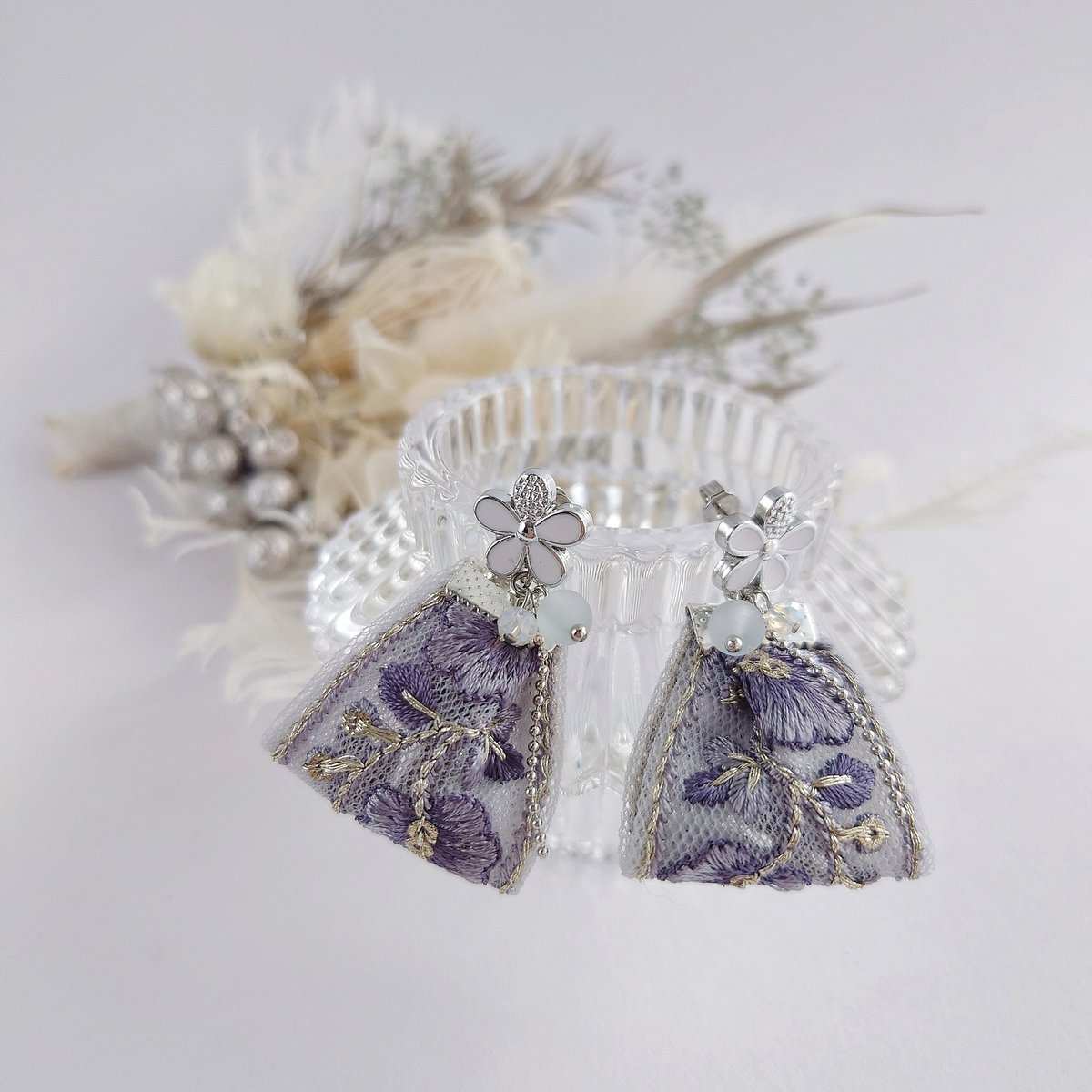 インド刺繍リボンタッセル ピアス・イヤリング くすみブルー | Flores 