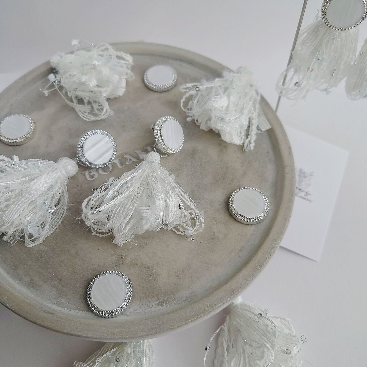 取引中2way*ベージュと花柄レースのタッセルのピアス/イヤリング