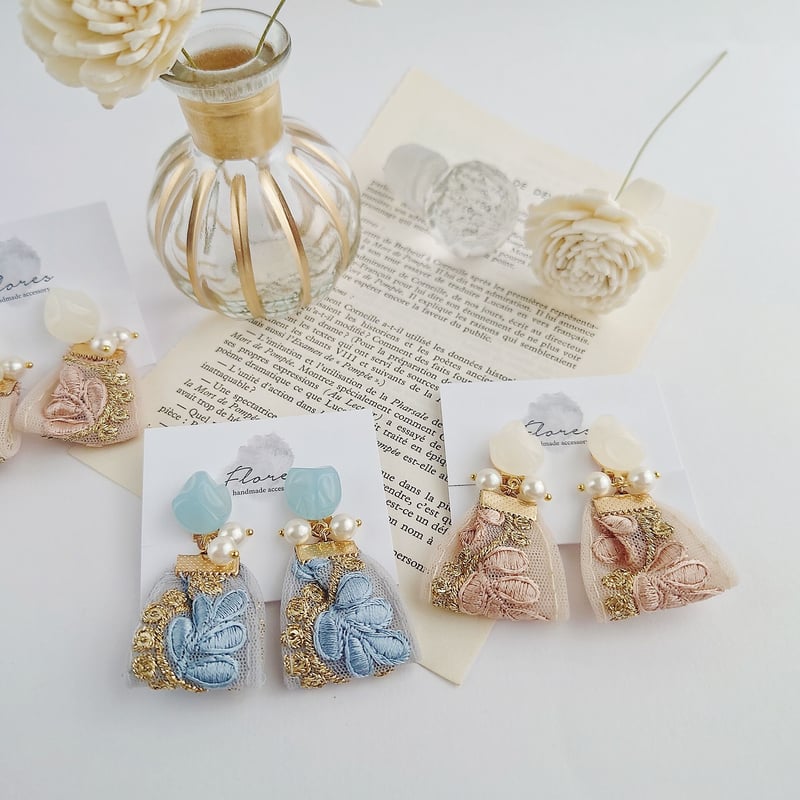 インド刺繍リボンタッセル ピアス ピンクベージュ | Flores