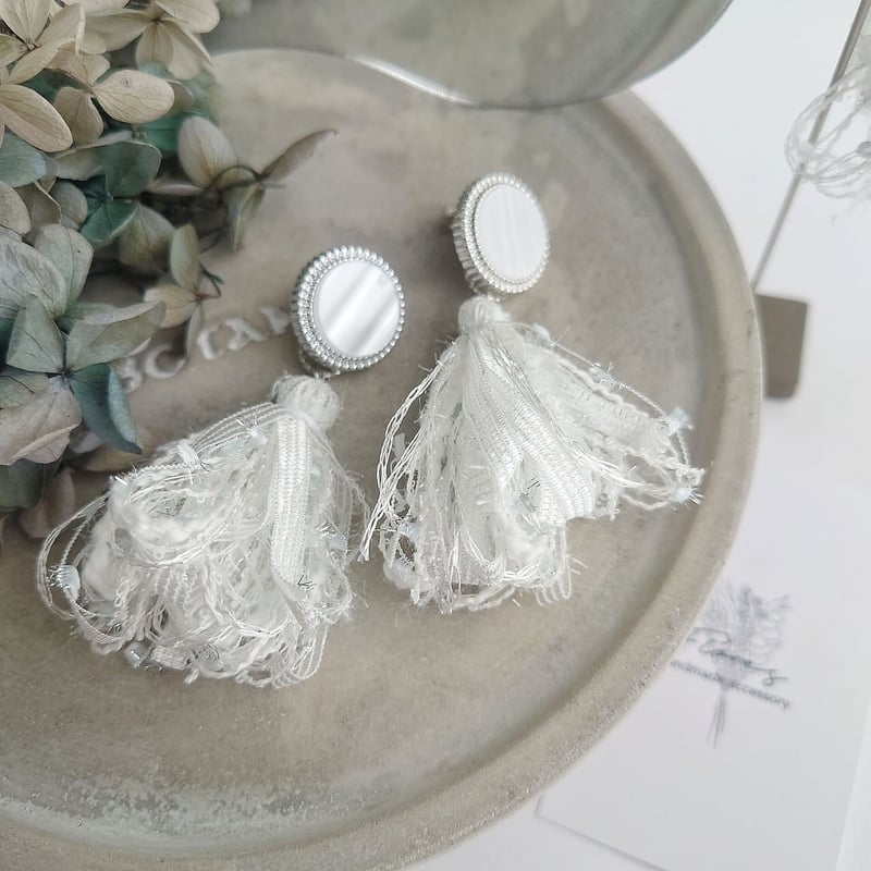 取引中　2way*ベージュと花柄レースのタッセルのピアス/イヤリング 取引中 2way*ベージュと花柄レースのタッセルのピアス