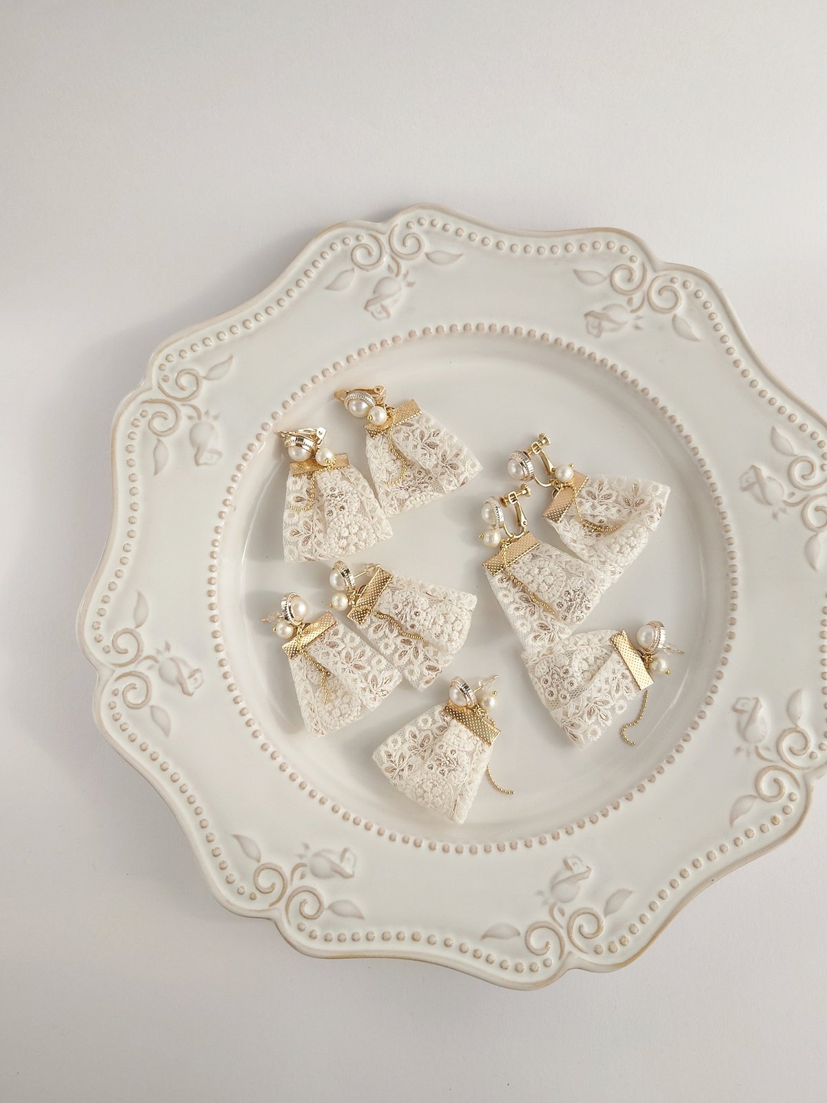 インド刺繍リボンタッセル ピアス・イヤリング ホワイト×ゴールド 