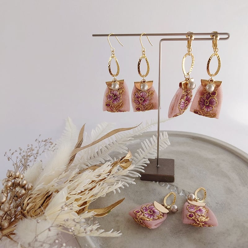 インド刺繍リボン ピアス・イヤリング くすみピンク | Flores  