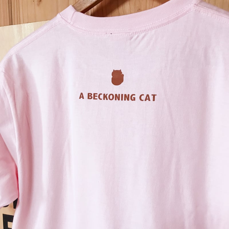 はにゃ束ねこ くろねこTシャツ（ピンク生地） | A BECKONING CAT