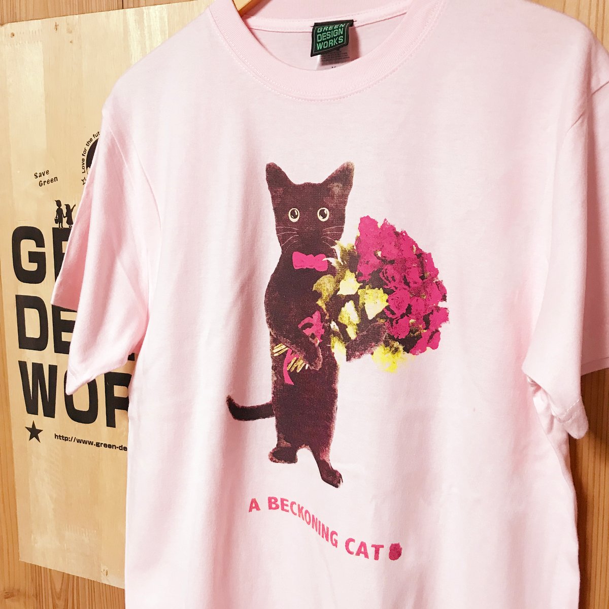 はにゃ束ねこ くろねこTシャツ（ピンク生地） | A BECKONING CAT