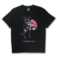 くろねこTシャツ-ブラック（青バラ）半袖Tシャツ | A BECKONING CAT