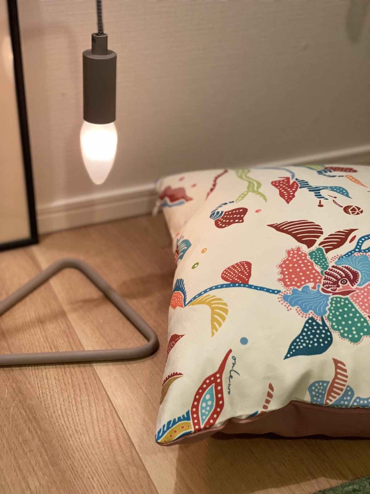 BTS ジン クッションカバー ふわさら 45 再入荷 シンガポールのクッションカバー オーキッドバティックガーデン