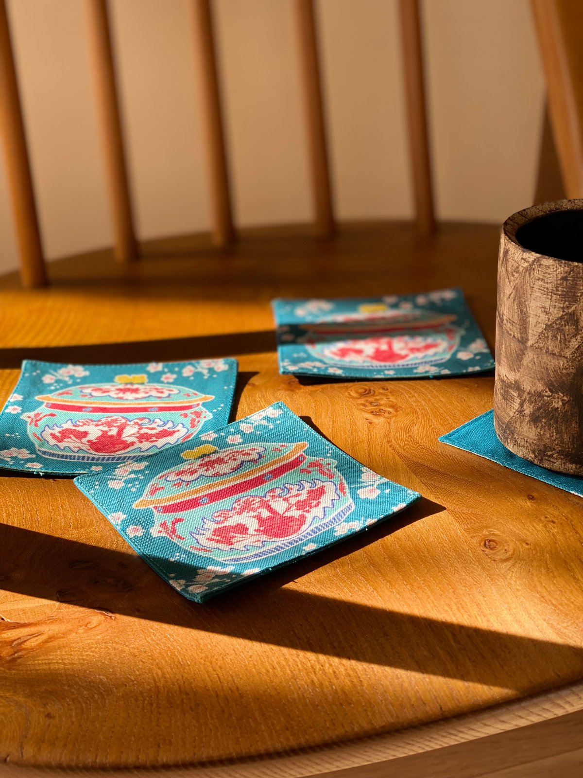 【専用】プラナカン食器カムチェンシンガポール ピンク大、イエロ大、ブルー小　3点 シンガポールのコースター プラナカン食器（カムチェン